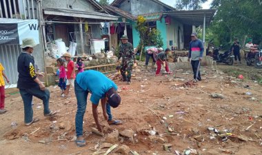 Babinsa Koramil 2215/Ciemas Laksanakan Bakti Pembangunan Rumah Warga