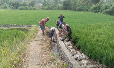 Babinsa Koramil 2202/Palabuhanratu Laksanakan Karya Bakti Perbaikan Saluran Air di Desa Mekar Asih