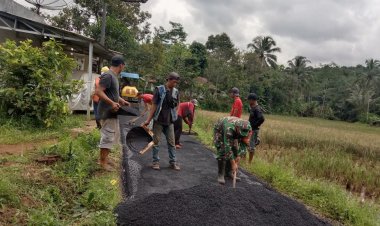 Babinsa Koramil 2204/Cikidang Laksanakan Bakti Pengaspalan Jalan di Desa Tamansari