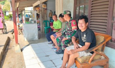 Babinsa Koramil 2210/Pabuaran Laksanakan Komsos Bersama Warga di Desa Sukajaya