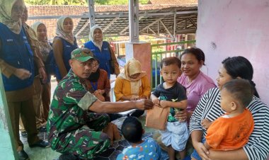 Babinsa Koramil 2201/Cisolok Dampingi Pendistribusian Makanan