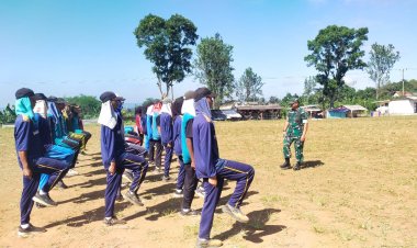 Babinsa Koramil 2206/Parakansalak Latih Paskibra Kecamatan Parakansalak