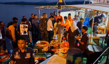 TNI Kerahkan Unsur Laut untuk Evakuasi Kapal Terbakar KM Barcelona VA di Perairan Talise, Minahasa Utara