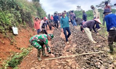 Babinsa Koramil 2207/Jampang Tengah Laksanakan Karya Bakti Pengerasan Jalan Bersama Warga