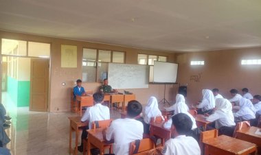 Babinsa Koramil 2211/Sagaranten Berikan Materi Wawasan Kebangsaan di SMK YBPI Cidadap