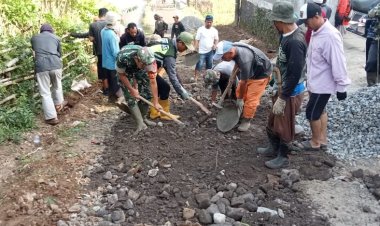 Babinsa Koramil 2210/Pabuaran Gelar Karya Bhakti Bersama Warga di Desa Lembursawah