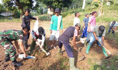 Karya Bakti  Danposramil 2201/Cisolok Bersama Warga Gotong Royong Bersihkan Jalan Kampung