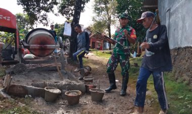 Babinsa Koramil 2215/Ciemas Bersama Warga Laksanakan Kegiatan Bhakti Pengecoran Jalan