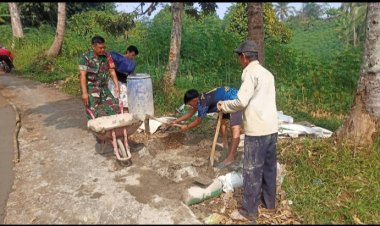 Babinsa Koramil 2206/Parakansalak Laksanakan Perbaikan Jalan Bersama Warga