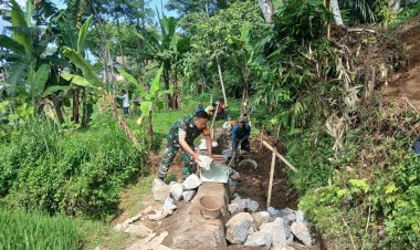 Babinsa Koramil 2205/Kalapanunggal Bersama Warga Laksanakan Renovasi Saluran Irigasi di Desa Pulosari