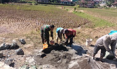 Babinsa Koramil 2210/Pabuaran Gelar Karya Bhakti Bersama Warga di Desa Ciwalat
