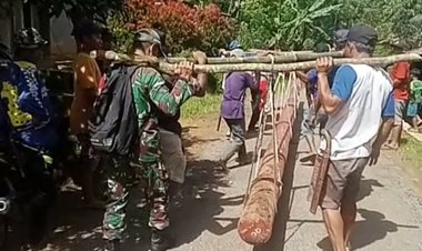 Babinsa Koramil 2213/Jampangkulon Laksanakan Karya Bakti Bersama Warga