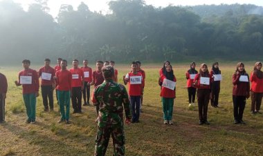 Babinsa Koramil 2204/Cikidang Latih Paskibraka SMAN 1 Cikidang