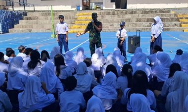 Babinsa Koramil 2207/Jampangtengah Berikan Pembekalan Wawasan Kebangsaan di SMPN 1 Jampangtengah