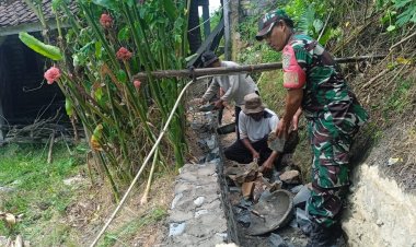 Babinsa Sumberjaya Bersama Warga Laksanakan Karya Bakti Perbaikan Irigasi
