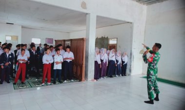 BABINSA KORAMIL 2215/CIEMAS BERIKAN PEMBINAAN WAWASAN KEBANGSAAN KEPADA SISWA SMPN 4 CIEMAS