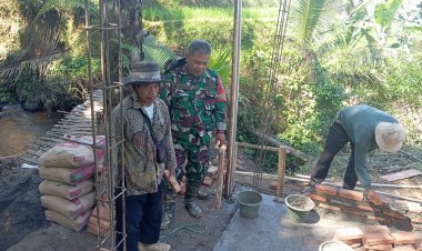 Babinsa Koramil 2201/Cisolok Laksanakan Karya Bakti Pembangunan Mushala