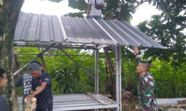 Babinsa Koramil 2205/Kalapanunggal Laksanakan Karya Bakti Pembangunan Pos Ronda