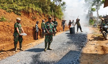 TMMD Ke-125 Kodim 0622/Kab. Sukabumi Lanjutkan Pengaspalan Jalan di Desa Langkap Jaya