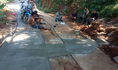 Babinsa Koramil 2204/Cikidang Laksanakan Karya Bakti Rapat Beton Jalan di Desa Tamansari