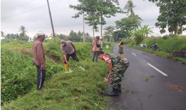 Babinsa Bangbayang Bersama Warga Laksanakan Karya Bakti Pembersihan Jalan