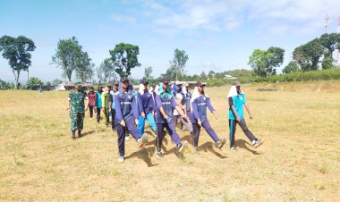 Babinsa Koramil 2206/Parakansalak Latih Paskibra Kecamatan Parakansalak