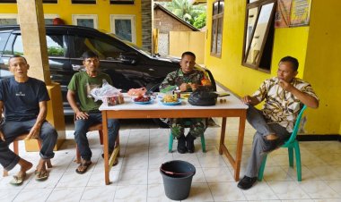 Babinsa Koramil 2203/Warungkiara Jalin Komsos Bersama Tokoh Masyarakat Desa Sirnajaya