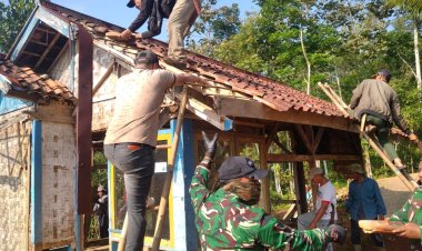 Babinsa Sukajadi Laksanakan Bakti Bersama Warga di Kecamatan Cimanggu