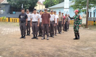 Babinsa Koramil 2210/Pabuaran Latih PBB Satlinmas Desa Cibadak
