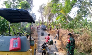 Babinsa Koramil 2201/Cisolok Laksanakan Karya Bakti Pengaspalan Jalan Desa