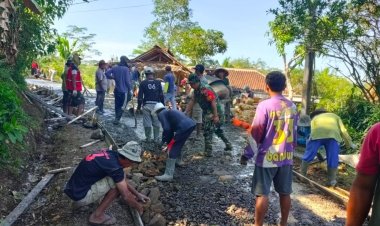 Babinsa Koramil 2207/Jampangtengah Bersama Warga Laksanakan Karya Bakti Rambat Beton di Desa Cijulang