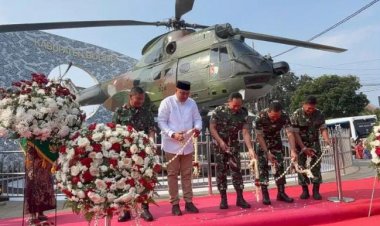 Bupati Bogor Rudy Susmanto bersama panglima TNI JENDRAL Agus Subianto gunting pita peresmian tugu Helikopter
