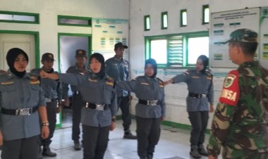 Babinsa Koramil 2211/Sagaranten Latih PBB Anggota Linmas di Desa Nagrak Jaya