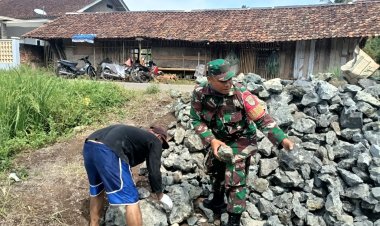BABINSA KORAMIL 2210/PABUARAN LAKSANAKAN KARYA BAKTI BERSAMA WARGA DI KAMPUNG TEGAL SADANG