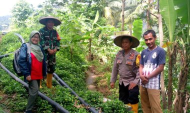 Babinsa Koramil 2201/Cisolok Laksanakan Pengecekan Pipanisasi Bersama Poktan di Desa Pasir Baru