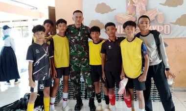Babinsa Koramil 2215/Ciemas Berikan Wawasan Kebangsaan dan Gelar Olahraga Bersama di SMPN 1 Ciemas