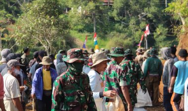 Satgas TMMD Ke-125 Aspal Jalan di Desa Langkapjaya, Warga semangat bekerja