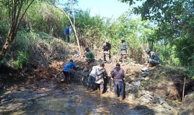 TNI dan Warga Gotong Royong Bangun Bak Penampungan Air Dalam Rangka TMMD Ke 125