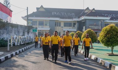 Kapolres Sumedang Pimpin Kegiatan Jalan Santai Bersama Personel Polres di Wilayah Pedesaan Sumedang