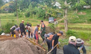 Babinsa Bantaragung Turut Serta dalam Karya Bakti Pengecoran Jalan di Kampung Ciseeng