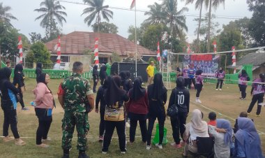 Babinsa Koramil 2215/Ciemas Laksanakan Monitoring dan Pengamanan Pertandingan Bola Voli di Desa Tamanjaya