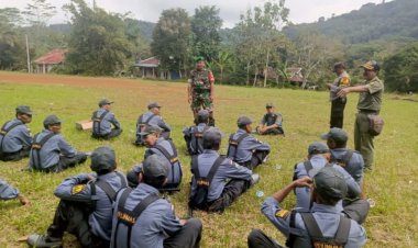 Babinsa Koramil 2211/Sagaranten Latih PBB Anggota Linmas Desa Hegarmanah