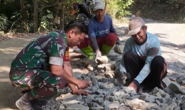 Babinsa Koramil 2201/Cisolok Gelar Karya Bakti Perbaikan Jalan di Desa Pasir Baru