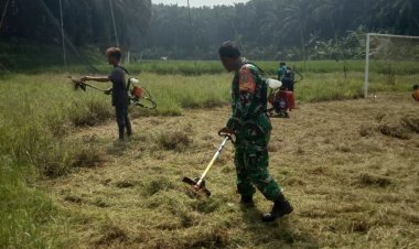 Babinsa Koramil 2204/Cikidang Gelar Kegiatan Bakti Pembersihan Lapangan di Desa Tamansari