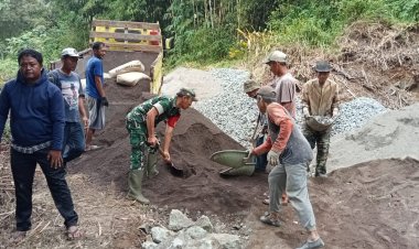 Babinsa Koramil 2210/Pabuaran Laksanakan Karya Bakti Bersama Warga di Desa Cibadak