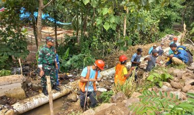 Babinsa Koramil 2201/Cisolok Laksanakan Karya Bakti Pembenahan Irigasi di Desa Karangpapak