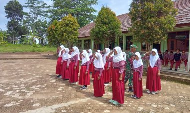 Babinsa Koramil 2215/Ciemas Berikan Wawasan Kebangsaan dan Latihan PBB di SDN 1 Ciwaru