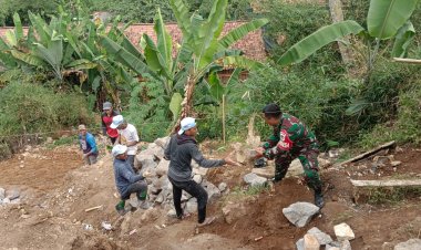 Babinsa Koramil 2206/Parakansalak Laksanakan Kegiatan Pembuatan TPT di Desa Sukakersa