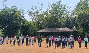 Babinsa Koramil 2213/Jampangkulon Latih Paskibra SMAN Kalibunder