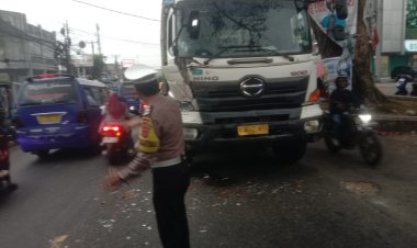 Kecelakaan Lalu Lintas Libatkan Dua Truk Bermuatan Air Mineral